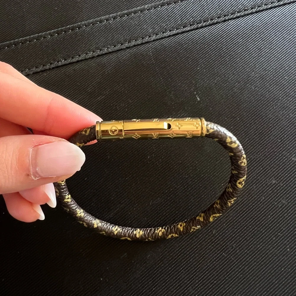Beautiful monogram pattern bracelet - Picture 3 of 4